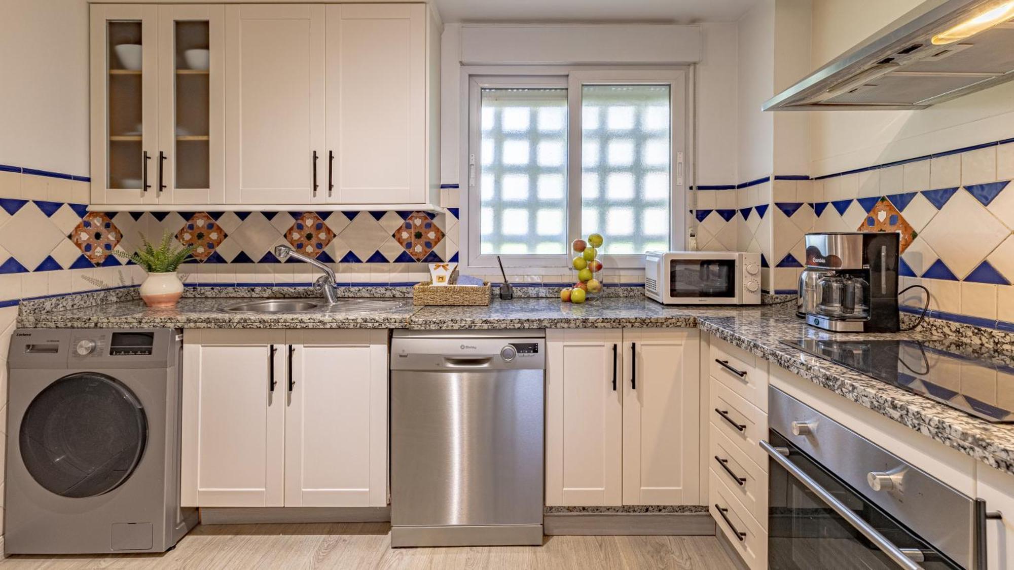 Apartment Vacation Marbella: Modern Beachfront Flat With Pool At Puente